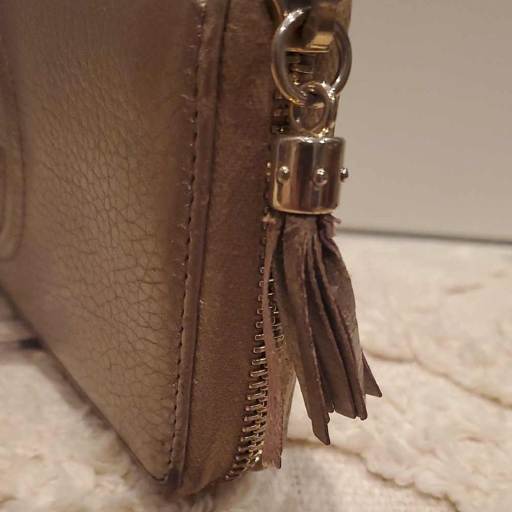 Gucci Soho Gold Leather Wallet with Iconic GG Logo - Picture 7 of 17